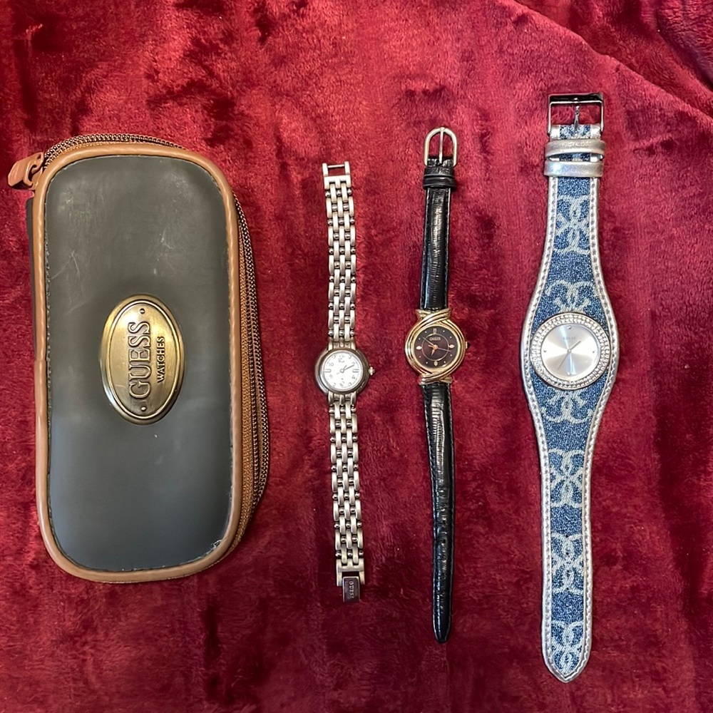 Three vintage Guess watches from the 90s with one case. Batteries not working - Picture 1 of 6